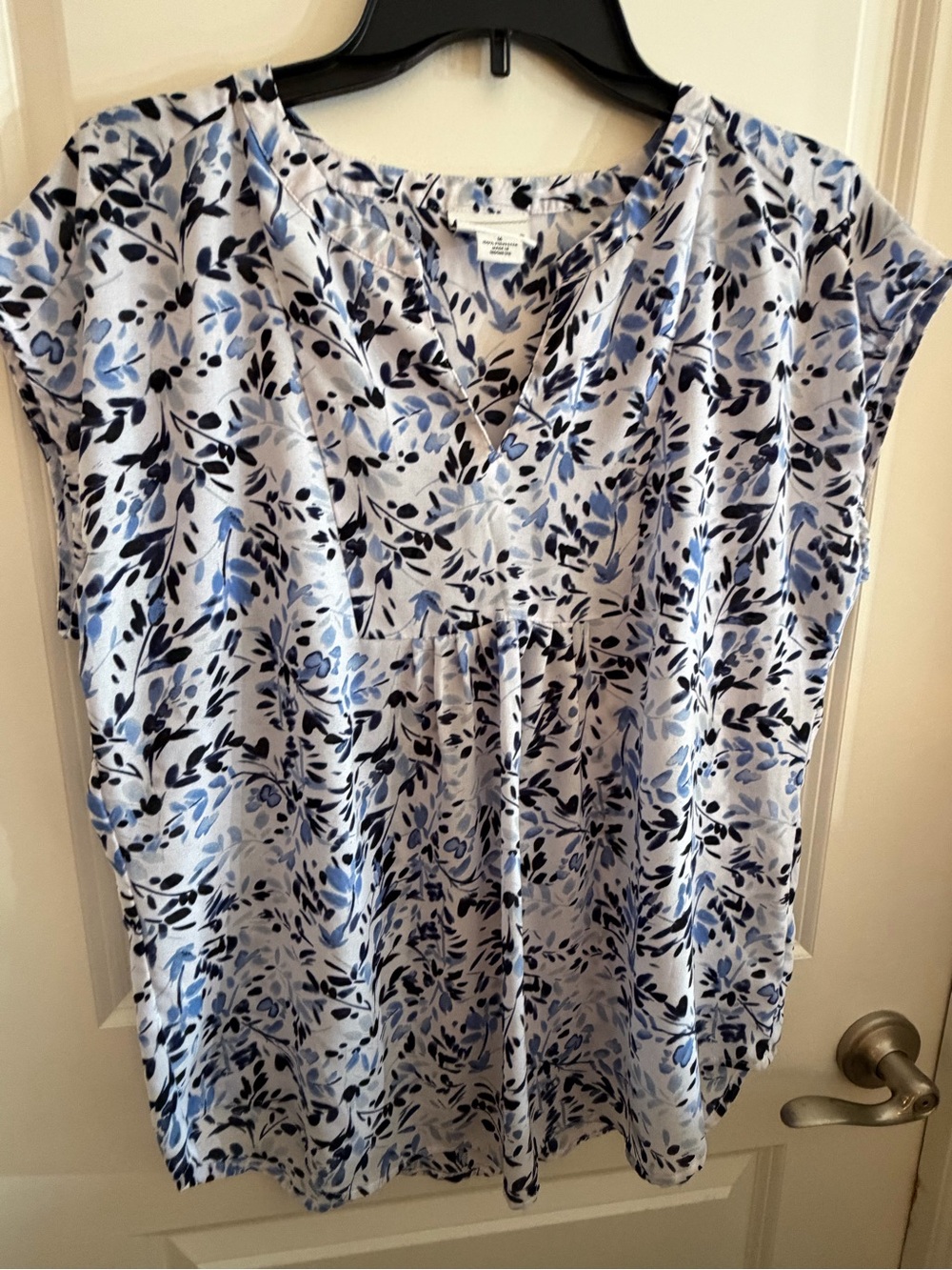 Liz Claiborne Blue and White Floral V-Neck Tunic